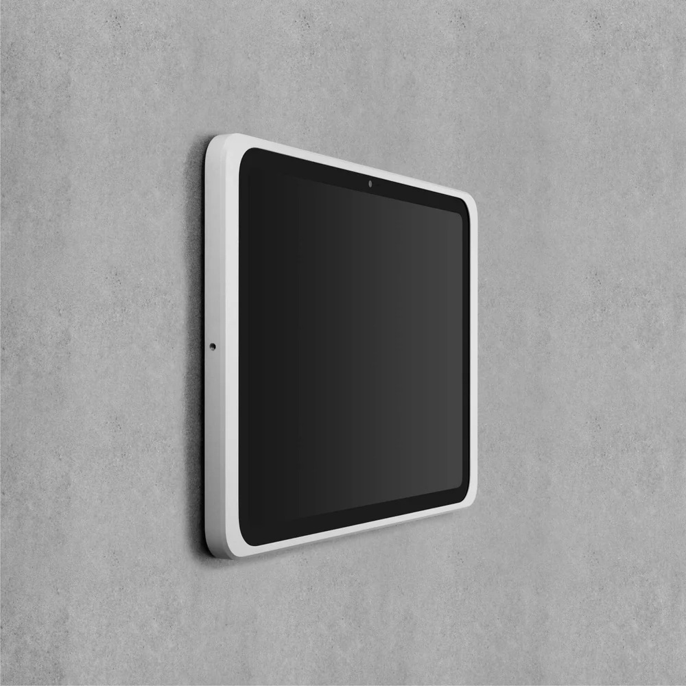 Tablet aan de muur voor deurbel en intercom