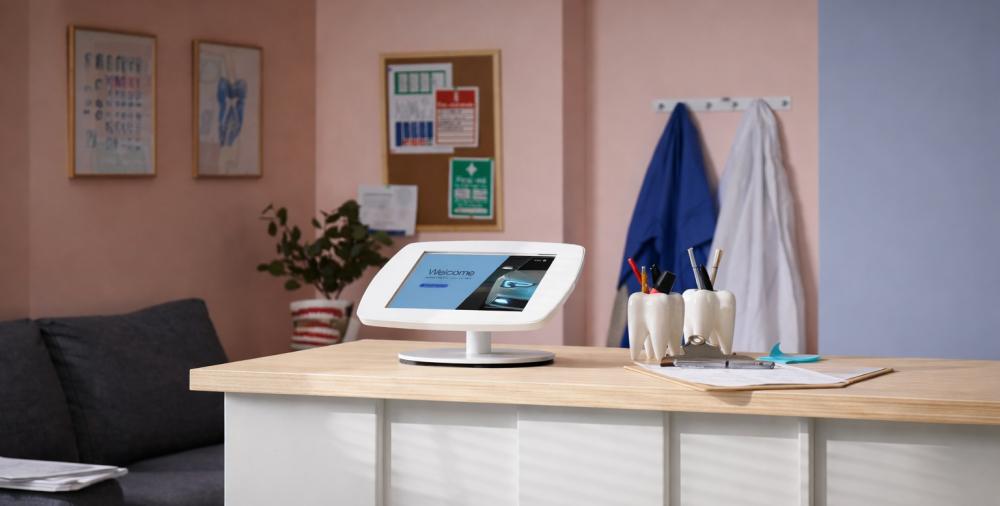 Tablet in kioskmodus in een beveiligde tablethouder