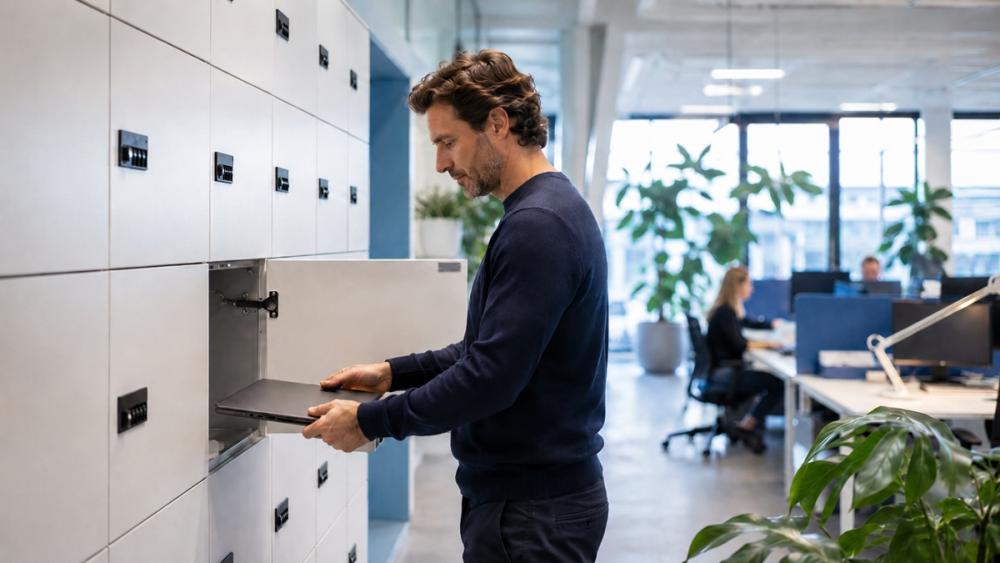 Persoonlijke oplaadlockers op een kantoor met flexwerkplekken