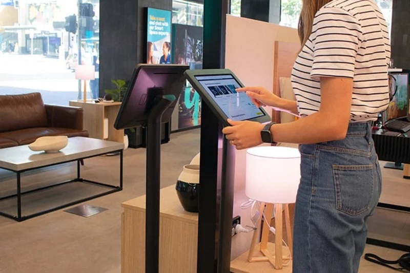 Informatiezuil met wand- en vloeropties en scanner