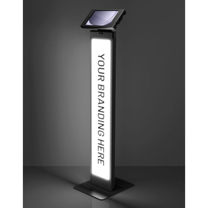 Studiofoto van de zwarte Compulocks BrandMe Lumina Apex vloerstandaard voor Samsung Galaxy Tab A9 met een verlicht paneel voor eigen branding.