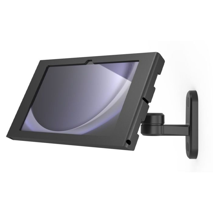 Schuin vooraanzicht van de zwarte Compulocks Swing Apex wandhouder voor de Samsung Galaxy Tab S9+, gemonteerd aan een witte muur in landschapsmodus.