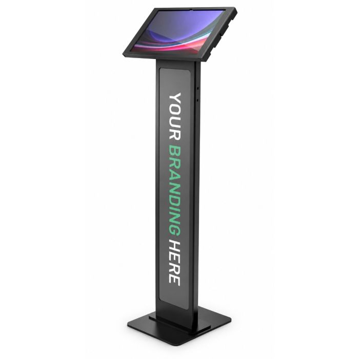 Zijaanzicht van de zwarte Compulocks BrandMe Apex vloerstandaard met Samsung Galaxy Tab S11 Ultra, met branding mogelijkheid.