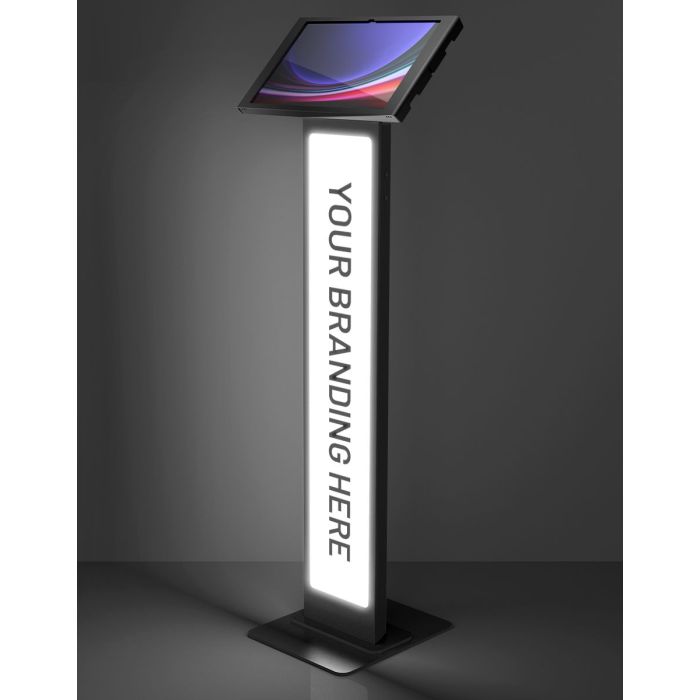 Studiofoto in driekwart aanzicht van de zwarte Compulocks BrandMe Lumina Apex vloerstandaard met een verlicht paneel voor branding en Samsung tablet.