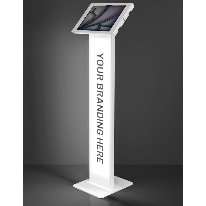 Studiofoto van de witte Compulocks BrandMe Lumina Apex vloerstandaard voor iPad Air 13 inch, schuin van voren gezien met verlichte reclamezuil.