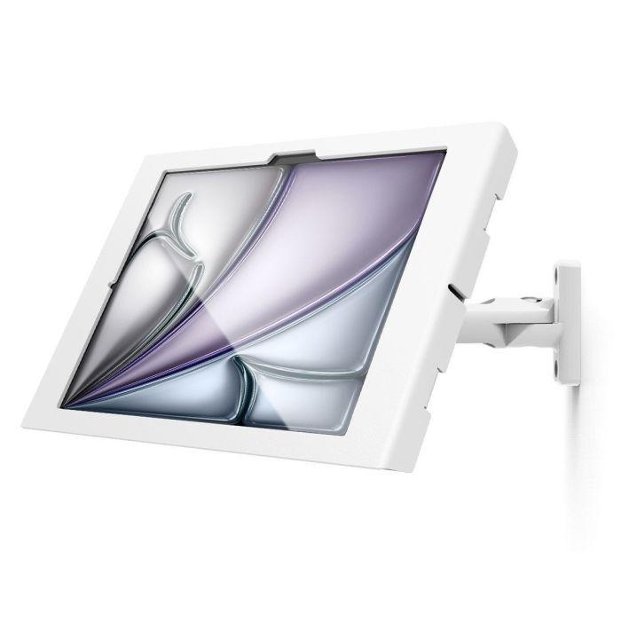 Geïnstalleerde Compulocks Swing Apex wandhouder voor iPad Air met een hoekzicht, toont de heldere en moderne uitstraling.