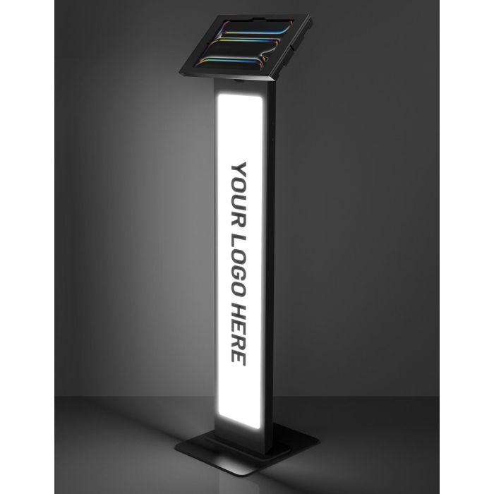 Studiofoto in driekwart aanzicht van de zwarte Compulocks BrandMe Lumina Apex vloerstandaard voor iPad Pro 11 inch met verlichte logopaneel-sectie.