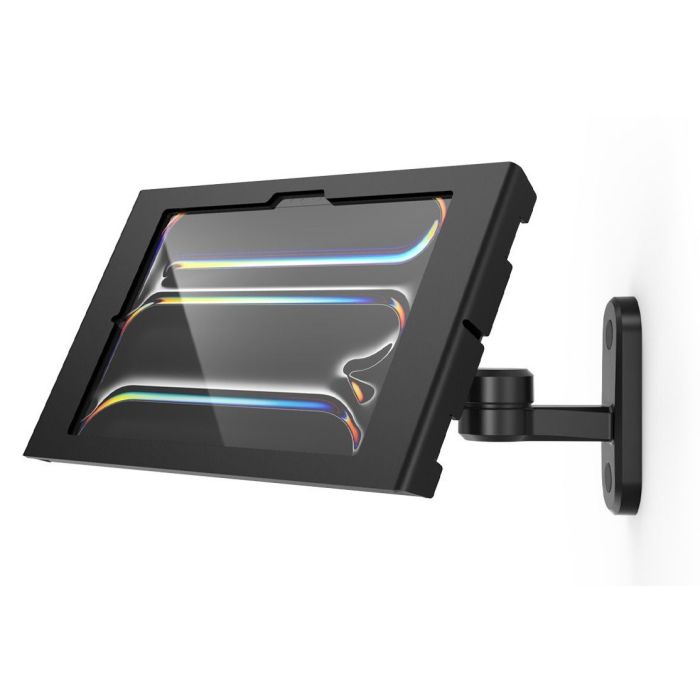 Zijaanzicht van de Compulocks Swing Apex wandhouder voor iPad Pro 11 inch, gemonteerd aan de muur met een schuin zicht op het scherm.