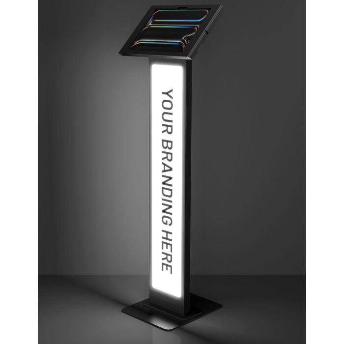 Studiofoto van de zwarte Compulocks BrandMe Lumina Apex vloerstandaard voor iPad Pro 13 inch, met een verlicht reclamepaneel in de verticale kolom.
