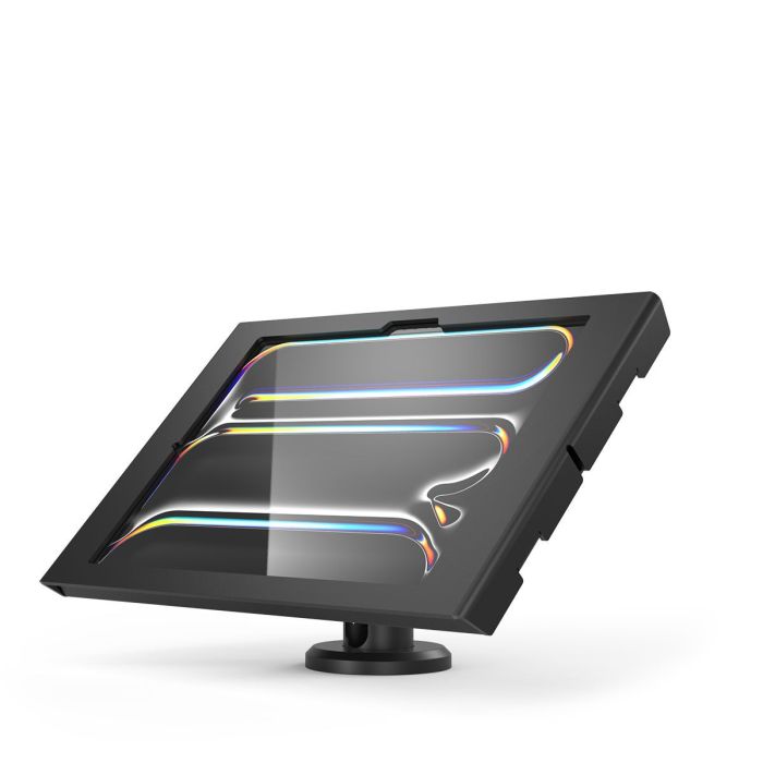 Zijaanzicht van de Compulocks Rise tafelhouder voor iPad Pro, met een schuin gemonteerde tablet in een zwarte houder.