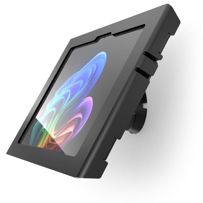 Zijaanzicht van de Compulocks Bow Apex wandhouder voor Microsoft Surface Pro 11, gemonteerd aan de muur met een tablet in gebruik.