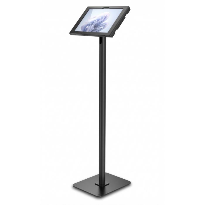 Zijaanzicht van de zwarte Compulocks Swift Apex vloerstandaard voor Microsoft Surface Pro 11, met een tablet in een hoek van 45 graden.