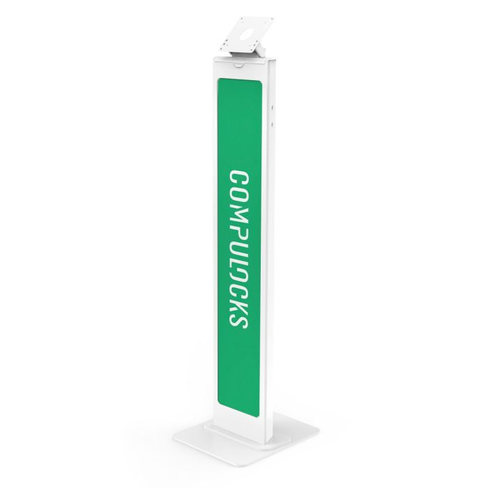 Studiofoto in driekwart aanzicht van de witte Compulocks BrandMe VESA vloerstandaard met een opvallend groen paneel voorzien van het Compulocks logo.