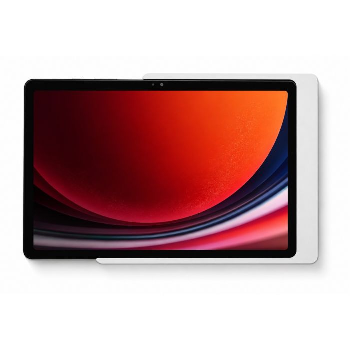 Close-up van de Displine Companion Wall Home wandhouder met Samsung Galaxy Tab A11+ in een witte afwerking.