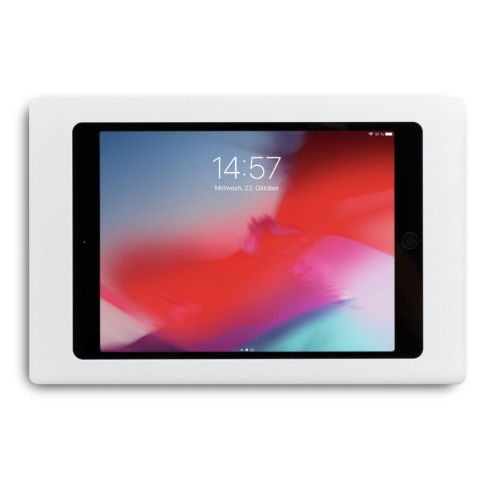 Recht aanzicht van de witte Displine Companion Wall wandhouder voor iPad 10.2 inch, met een ingeschakelde iPad in de houder op een witte achtergrond.