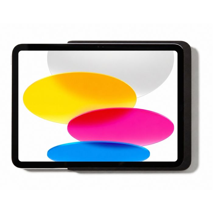 Detailopname van de Displine Dame Wall Home 2.0 wandhouder met een iPad 11 inch in zwart, met kleurrijke achtergrond.