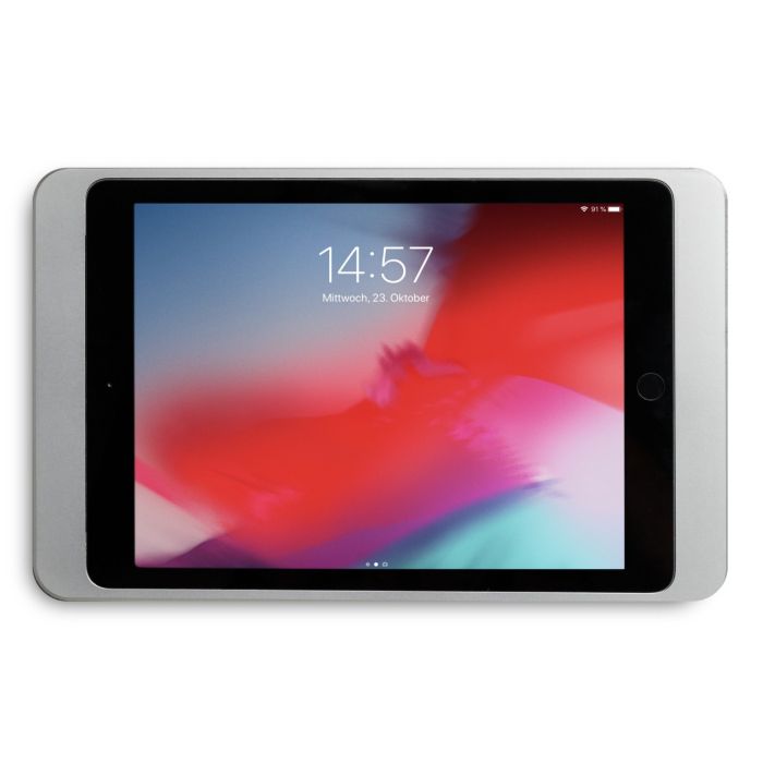 Recht vooraanzicht van de zilveren Displine Dame Wall wandhouder met een geplaatste iPad 10.2 inch, getoond tegen een witte studio-achtergrond.