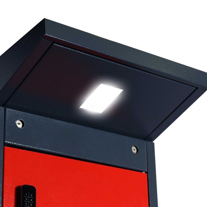 Detailopname van het Lockeel LED lichtpaneel in de bovenkant van de fietsaccu locker, met een heldere verlichting.