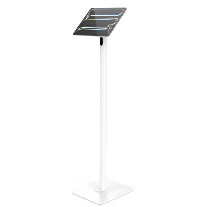 Studio productfoto van de witte Compulocks Swift Invisible tablet vloerstandaard, schuin van voren gezien met een gemonteerde tablet op de houder.