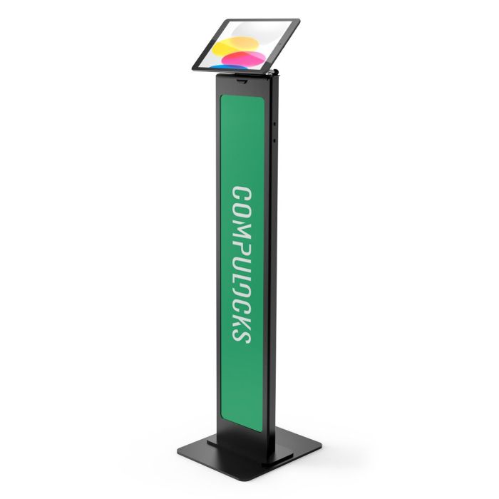 Studio productfoto van de Compulocks BrandMe Lumina Magnetix vloerstandaard, schuin vooraanzicht met een gemonteerde tablet en groen merkpaneel.