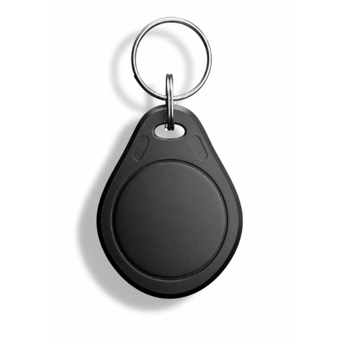 Bovenaanzicht van de Scolio RFID sleutelhanger met een zwarte afwerking en een metalen ring.