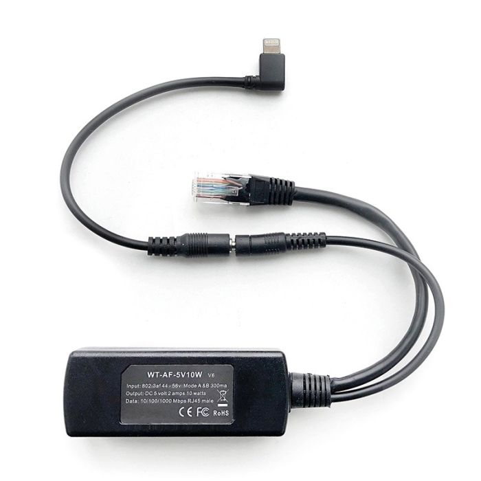 Detailweergave van de Smart Things sCharge PoE 4856 splitter met Lightning kabel, met zichtbare aansluitingen en kabelbeheer.