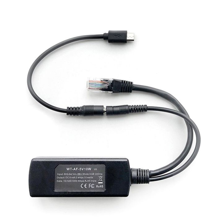 Detailopname van de Smart Things sCharge PoE 4856 splitter met Micro-USB kabel, zichtbaar zijn de aansluitingen en specificaties.