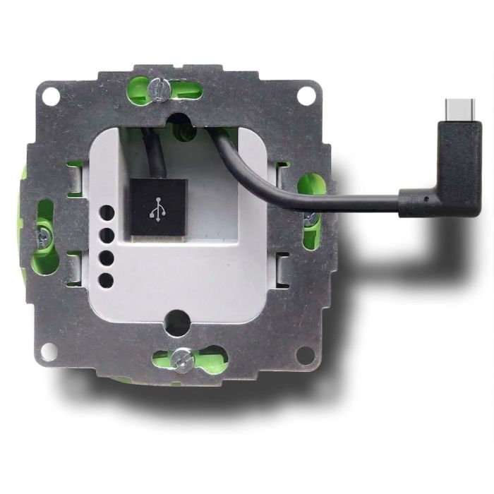 Detailweergave van de Smart Things sCharge USB-A inbouwvoeding met zichtbare USB-C kabel en aansluitingen.