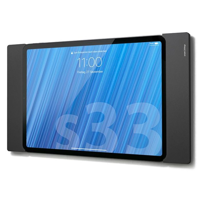 Zijaanzicht van de Smart Things sDock Fix wandhouder voor iPad Air 11 inch, gemonteerd aan de muur met een iPad in gebruik.