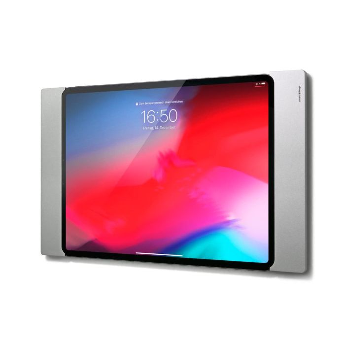 Zijaanzicht van de Smart Things sDock Fix wandhouder met een iPad Pro 13 inch (2025) bevestigd, in zilveren afwerking.