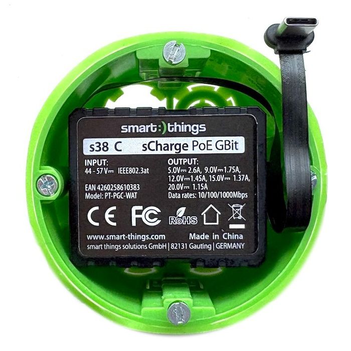 Detailweergave van de Smart Things sCharge PoE GBit module met zichtbare USB-C poort en groene behuizing.
