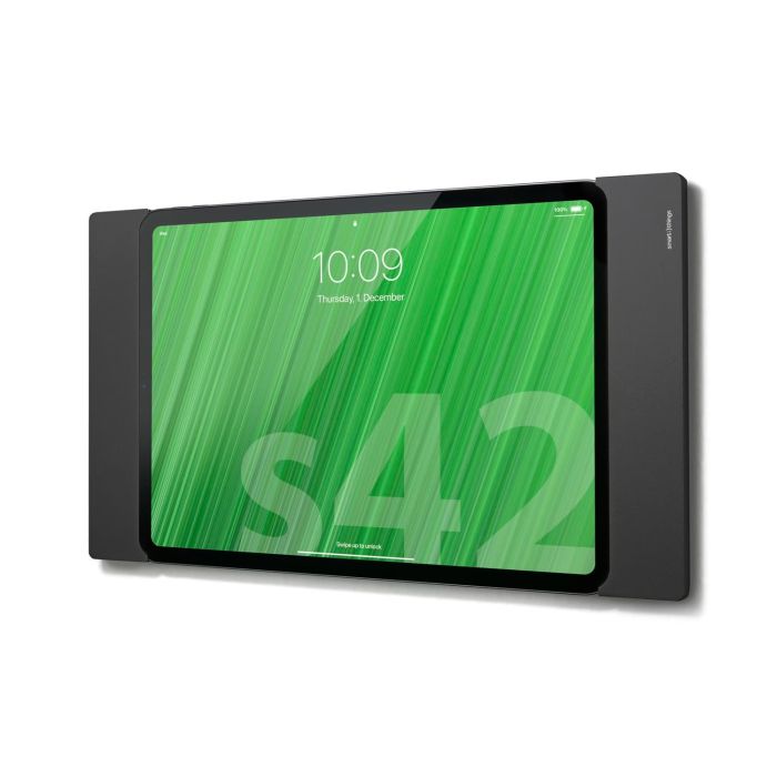 Zwarte Smart Things sDock Fix wandhouder met iPad A16 11 inch gemonteerd, zichtbaar in een rechte aanzicht.