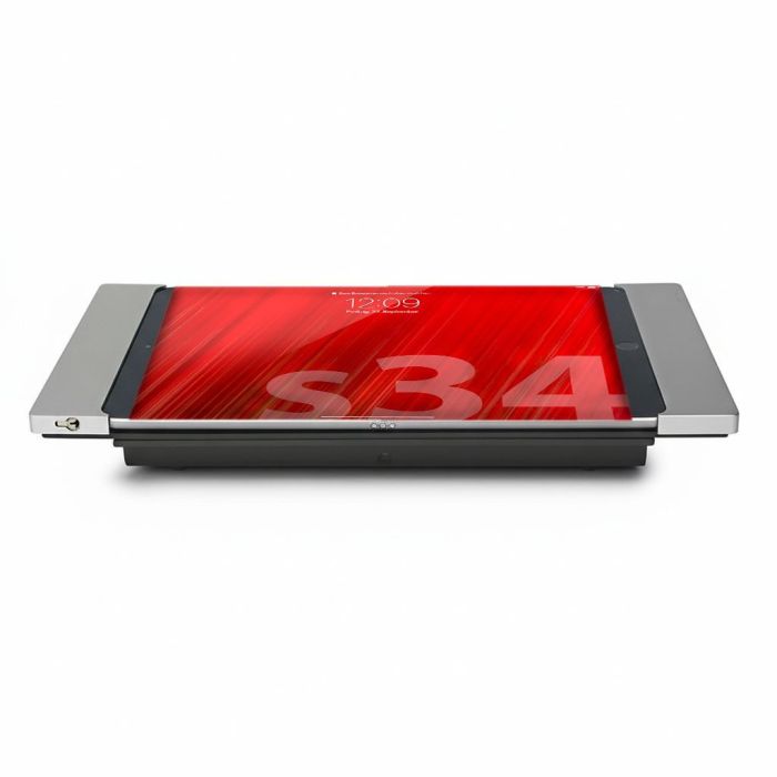 Zijaanzicht van de Smart Things sDock Fix tafelstandaard voor iPad Pro 13 inch, met een zilveren afwerking en een iPad in gebruik.