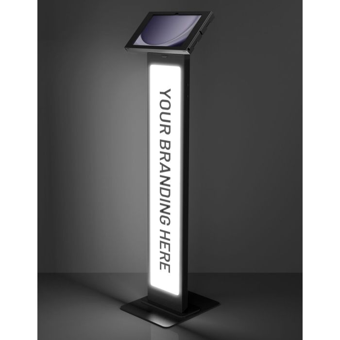 Studiofoto van de zwarte Compulocks BrandMe Lumina Apex vloerstandaard met een Samsung Galaxy Tab S9 en een verlicht paneel voor eigen branding.