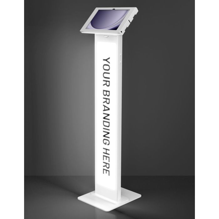 Studiofoto van de witte Compulocks BrandMe Lumina Apex vloerstandaard voor Samsung Galaxy Tab A9+, schuin van voren gezien met verlichte displayzuil.