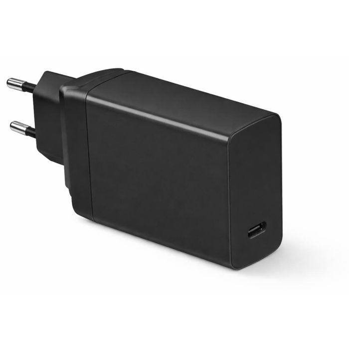 Zijaanzicht van de zwarte Torvik 65W USB-C adapter met EU stekker, met zichtbare USB-C poort.