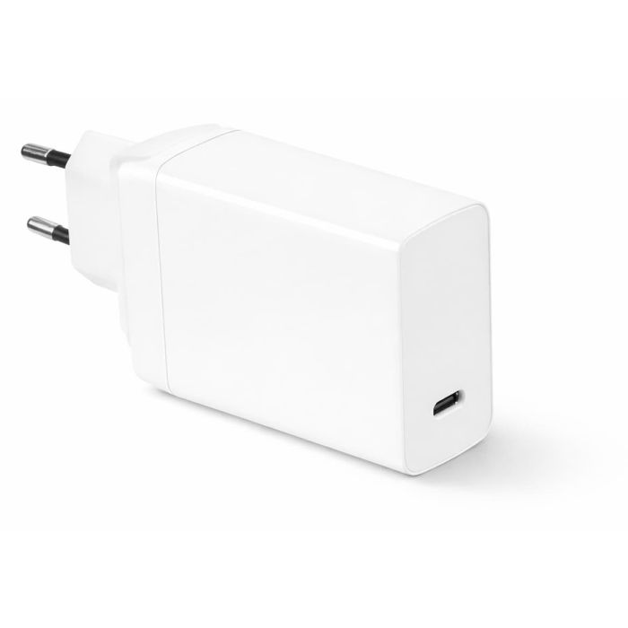 Zijaanzicht van de Torvik 65W USB-C adapter met EU stekker in wit, met zichtbare USB-C poort.