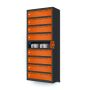 Zijaanzicht van de Lockeel wand laadlocker met 9 compartimenten, met een geopend compartiment dat de oplaadkabels toont.