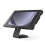 Zijaanzicht van de Compulocks Core Apex tafelhouder voor Samsung Galaxy Tab A11+ in zwart, met een stevige basis en een schuin geplaatste tablet.