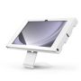 Zijaanzicht van de Compulocks Core Apex tafelhouder voor Samsung Galaxy Tab A11+ in wit, met een schuin geplaatste tablet.