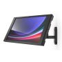 Zijaanzicht van de Compulocks Swing Apex wandhouder voor Samsung Galaxy Tab S11 Ultra, gemonteerd aan de muur.