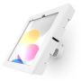 Zijaanzicht van de Compulocks Bow Apex wandhouder voor iPad, gemonteerd aan de muur met een kleurrijk scherm zichtbaar.