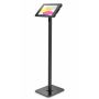 Zijaanzicht van de Compulocks Swift Apex vloerstandaard voor iPad, zwart, met een heldere display in gebruik.