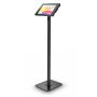 Zijaanzicht van de Compulocks Swift Swell vloerstandaard voor iPad 11 inch, zwart, met een schuin geplaatste tablet.