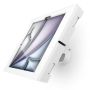 Zijaanzicht van de Compulocks Bow Apex wandhouder voor iPad Air 11 inch, bevestigd aan de muur.