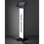 Studiofoto van de zwarte Compulocks BrandMe Lumina Apex vloerstandaard voor iPad Air 11 inch, schuin van voren met verlicht paneel voor logo's.
