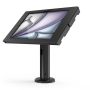 Zijaanzicht van de Compulocks Rise tafelhouder met iPad Air 11 inch, zwart, in een staande positie.