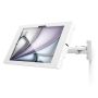 Hoekzicht van de Compulocks Swing Apex wandhouder voor iPad, gemonteerd aan de muur met een moderne uitstraling.