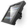 Zijaanzicht van de Compulocks Bow Apex wandhouder voor iPad Pro 11 inch, zwart, met een glanzende afwerking en montagebeugel.