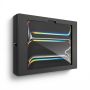 Zijaanzicht van de Compulocks Apex wandhouder voor iPad Pro 11 inch, zwart, gemonteerd aan de muur met een iPad in de houder.